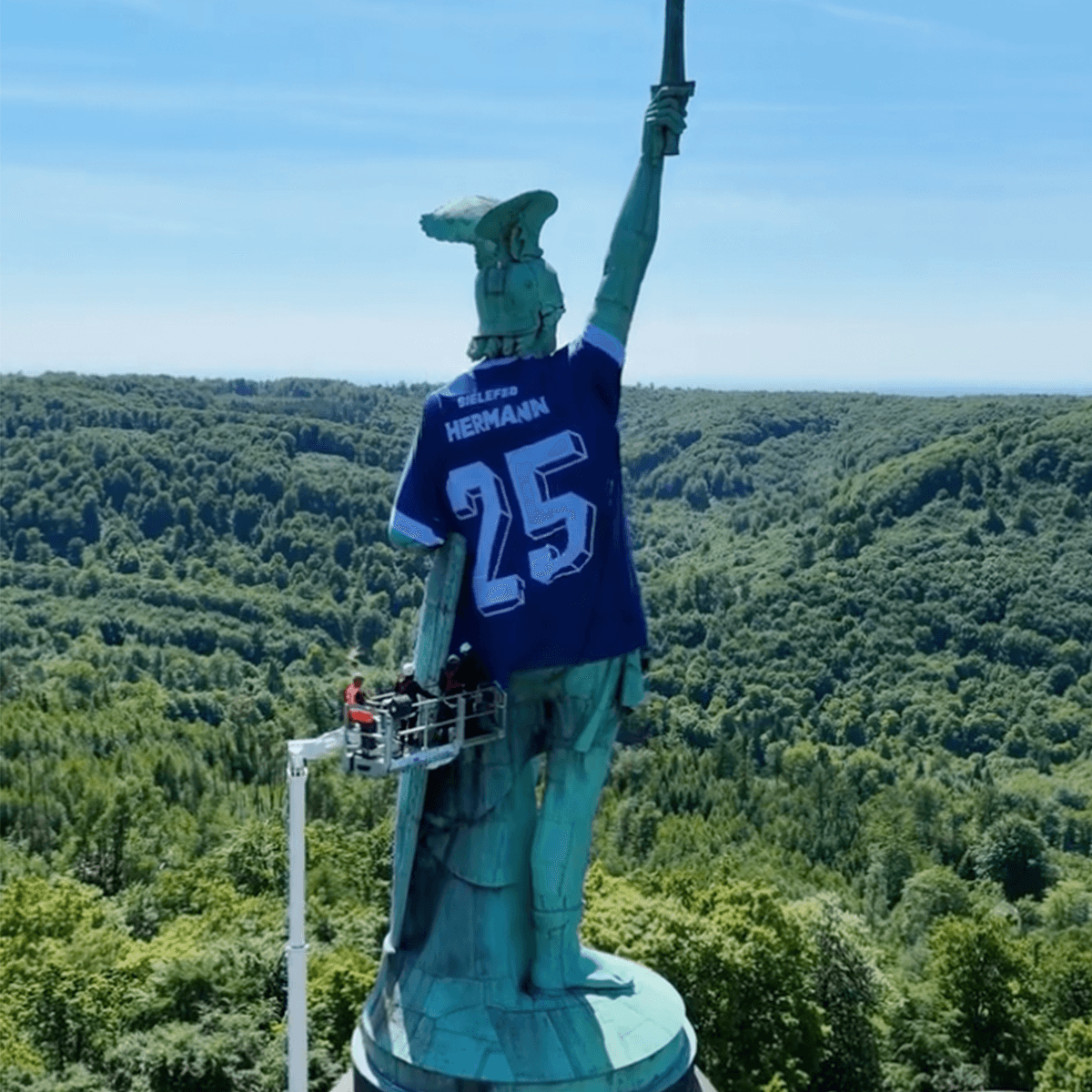 Hermannsdenkmal im Fußballtrikot der Arminia Bielefeld (Nicht KI-generiert)